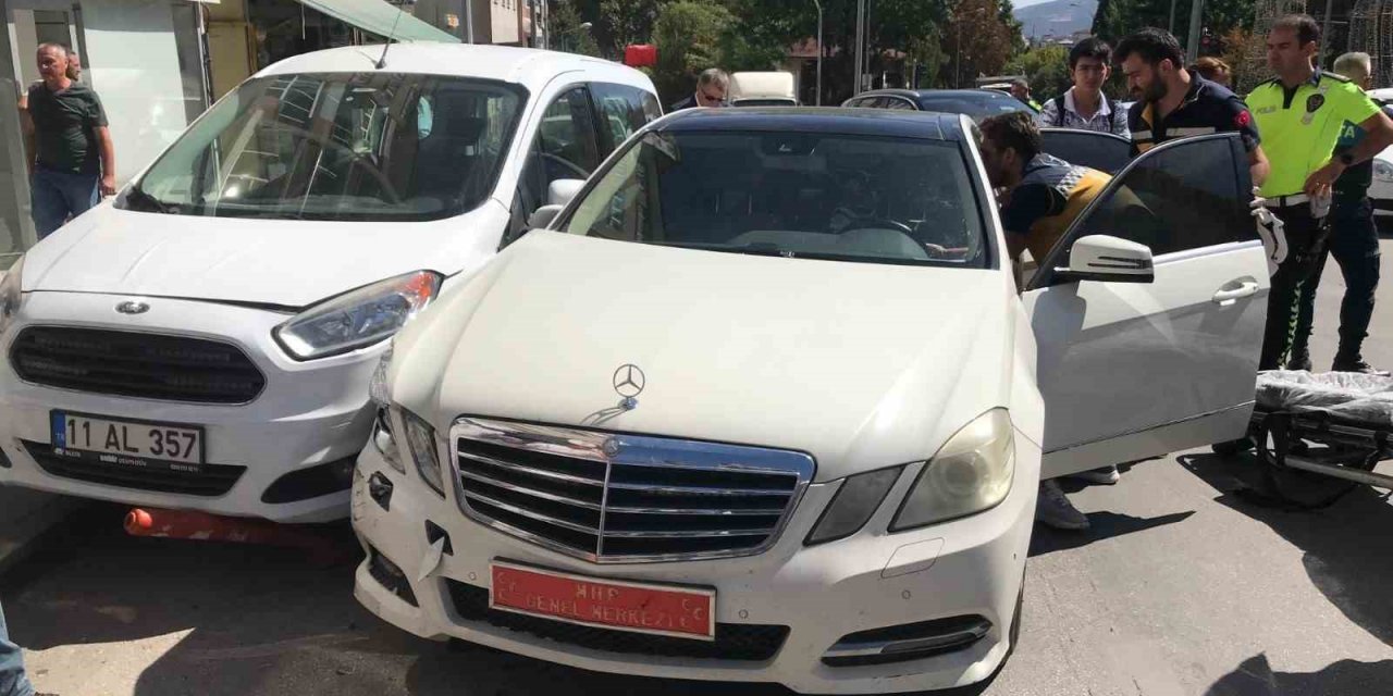 Direksiyon başında rahatsızlanan sürücü kaza yaptı