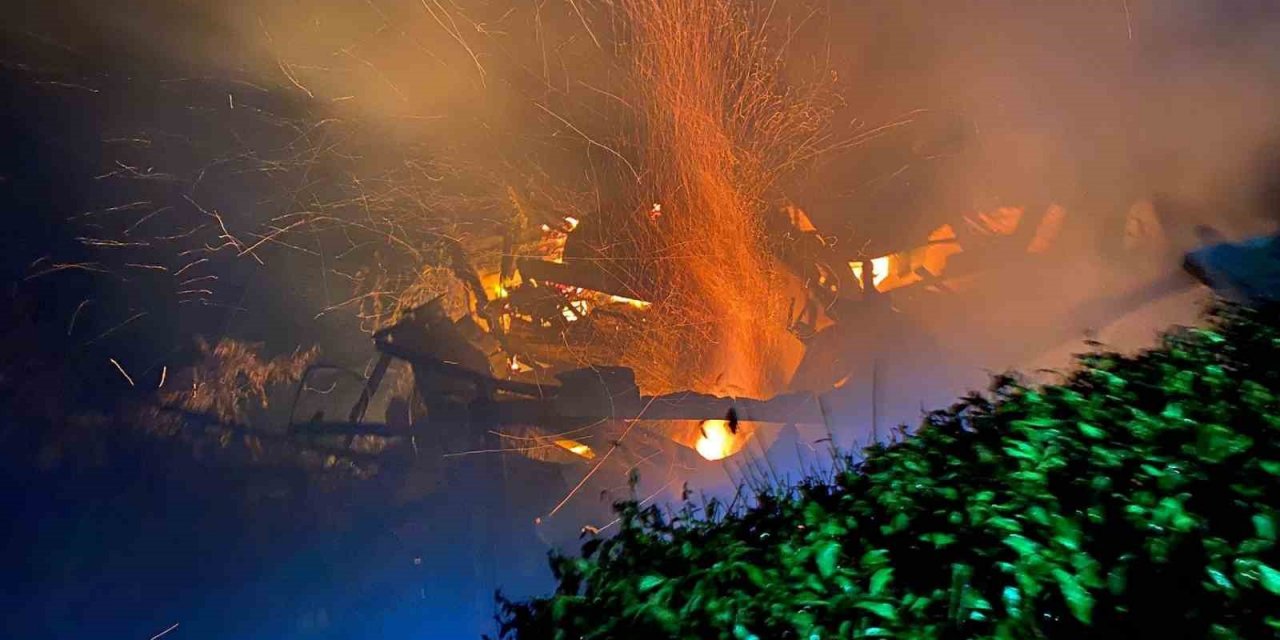 Rize’de 2 katlı evde yangın paniği: Vatandaşlar bahçe hortumuyla söndürmeye çalıştı