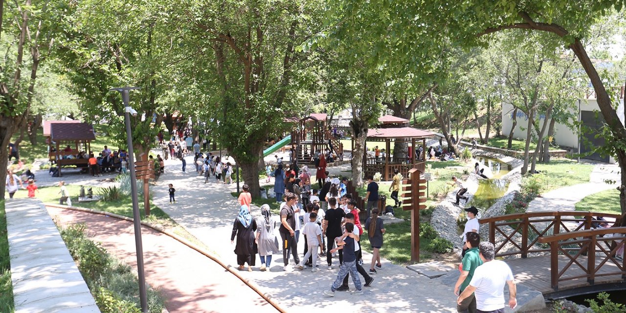 Sıcak havadan bunalan Denizlililer, Doğal Yaşam Parkı’nda rahatlıyor