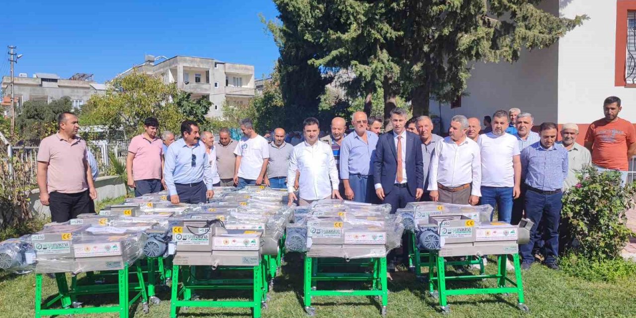 Deprem bölgesindeki çiftçilere üzüm sıkacağı makinesi dağıtıldı