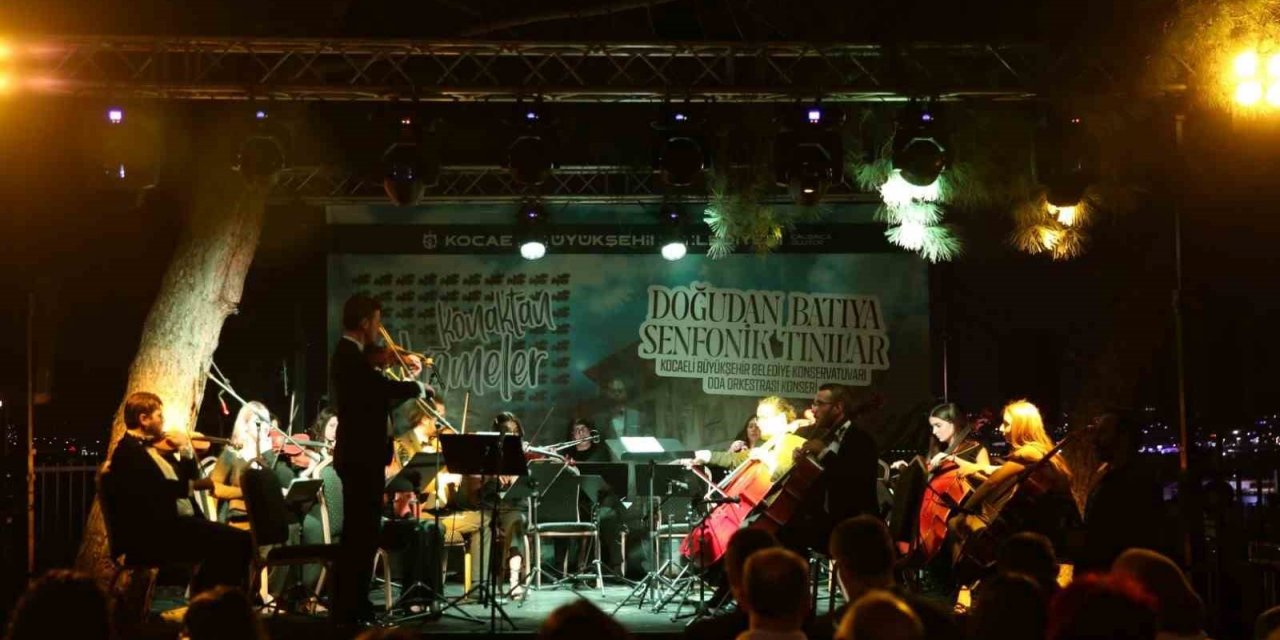 Tarihi konaktan doğu-batı tınıları yükseldi