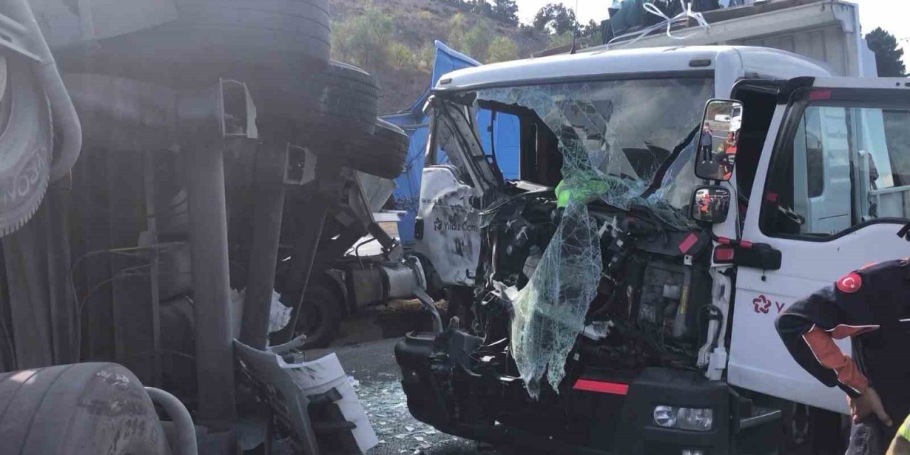 Çekmeköy’de tır ile kamyonet çarpıştı: 2 yaralı