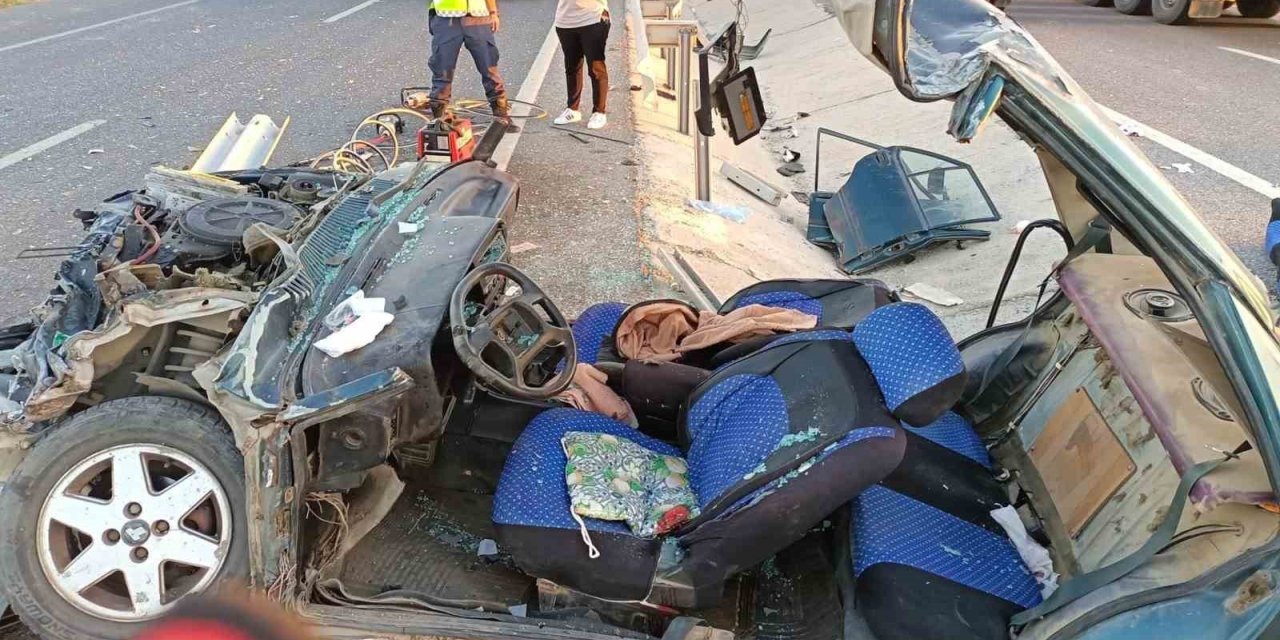 Kütahya’da bariyerlere çarpan otomobil hurda yığınına döndü: 3 yaralı