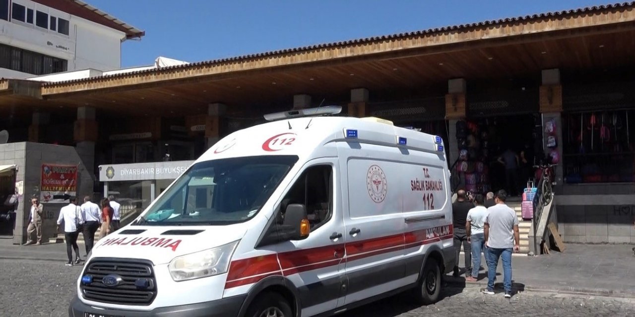 Çarşı göbeğinde esnaf arasında silahlı kavga: 3 yaralı