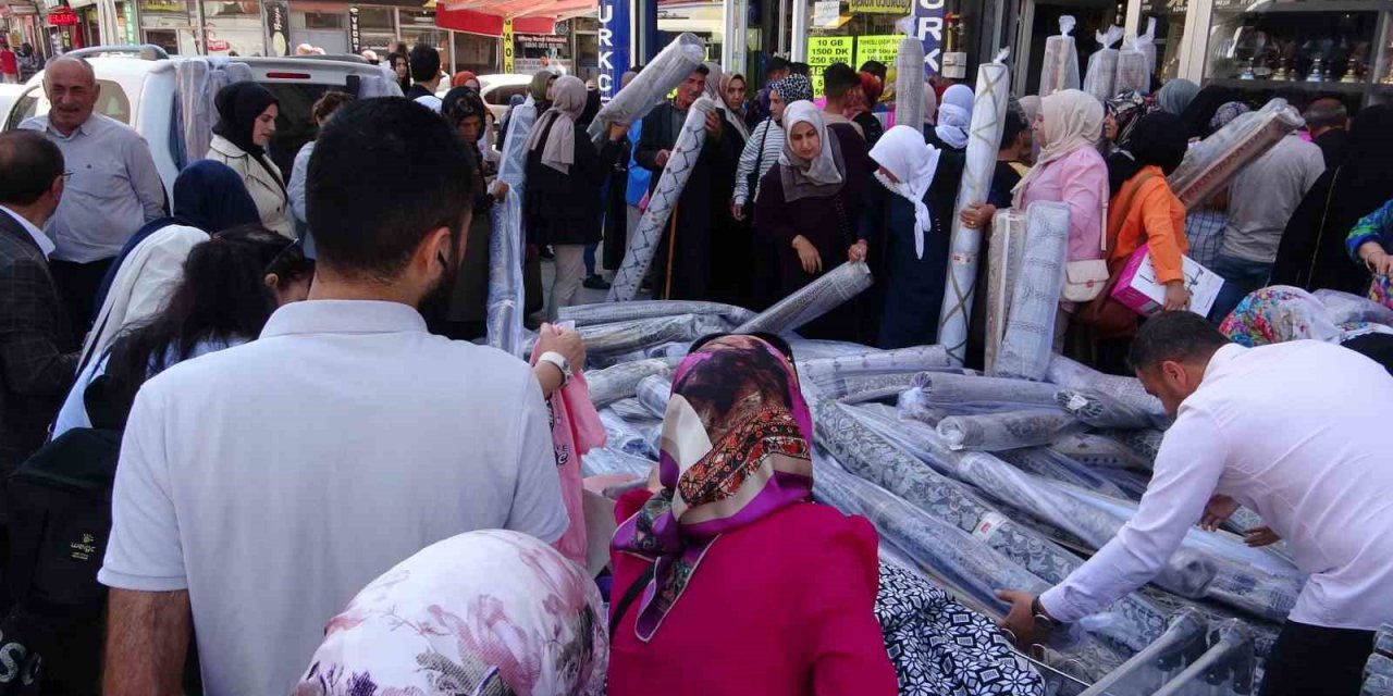 Van’da halı kampanyasında izdiham yaşandı