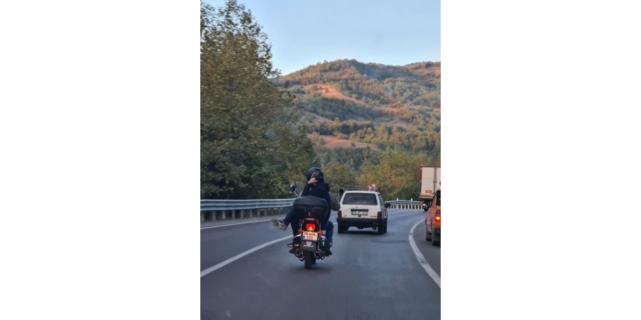 Motosiklette bacak bacak üstüne atarak yolculuk yaptı