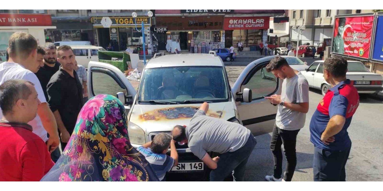 Park halindeyken alev alan hafif ticari araçta maddi hasar oluştu