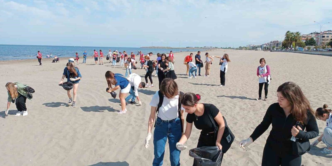 Günde 2 ton çöp toplanan sahili gönüllü olarak temizlediler