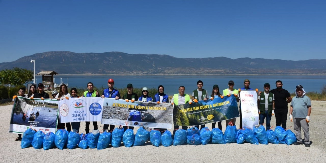 Gönüllü gençler Burdur Gölü kenarında temizlik yaptılar