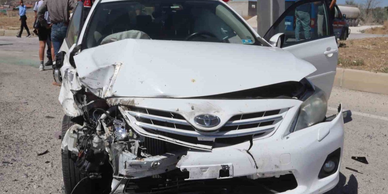 Burdur’da otomobil ile traktör çarpıştı 1’i ağır 4 kişi yaralandı