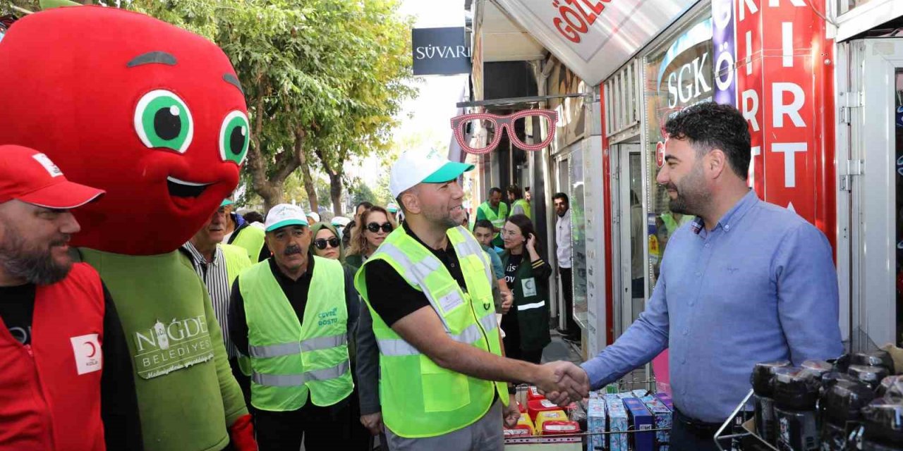 Niğde’de Dünya Temizlik Günü’nde esnafa süpürge ve faraş dağıtıldı