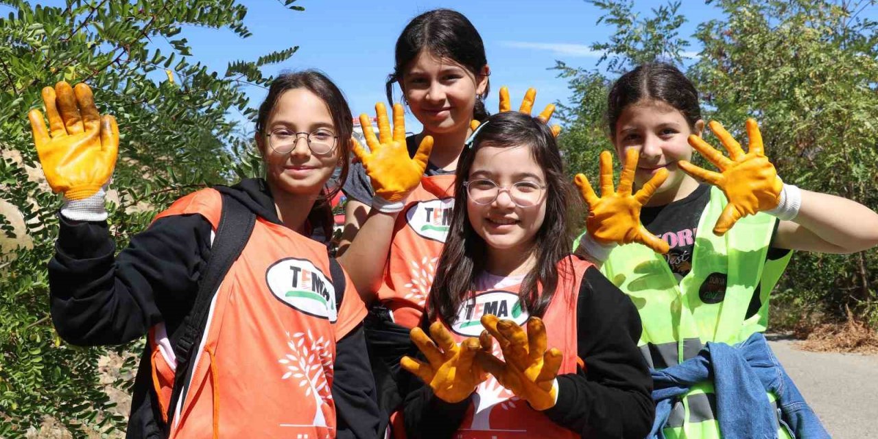 Gümüşhane’de Dünya Temizlik Gününde çevre temizliği yapıldı