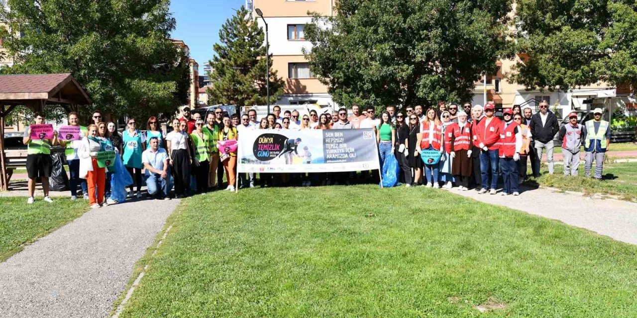 Eş zamanlı temizlik etkinliğine Tepebaşı’da katıldı