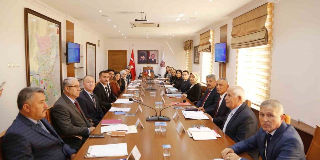 Vali Dağlı kütüphane yöneticileriyle bir araya geldi