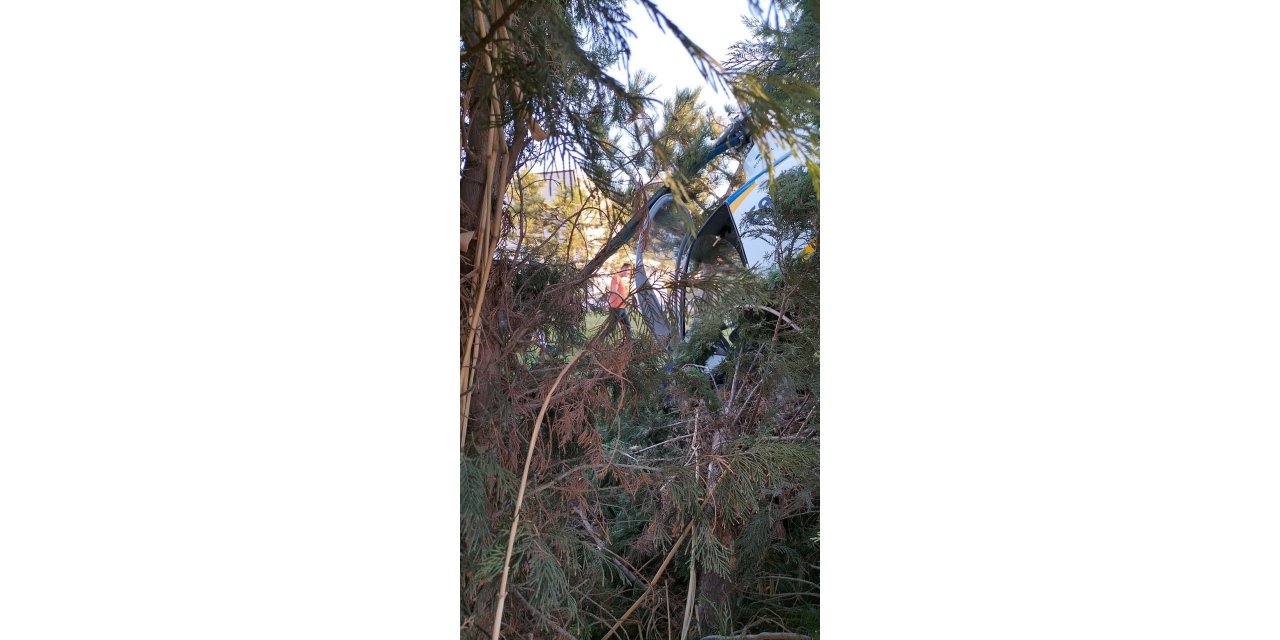 Afyonkarahisar’da 5 yıldızlı termal oteller bölgesinde iki kişilik özel helikopter iniş yaptığı sırada ağaçlara takılarak düştü. Olay yerine sağlık ekipleri sevk edildi.