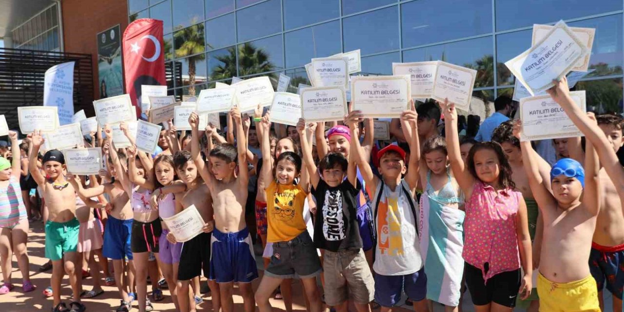Aydın’da 750 öğrenci Büyükşehir Belediyesi’nden yüzme sertifikası aldı