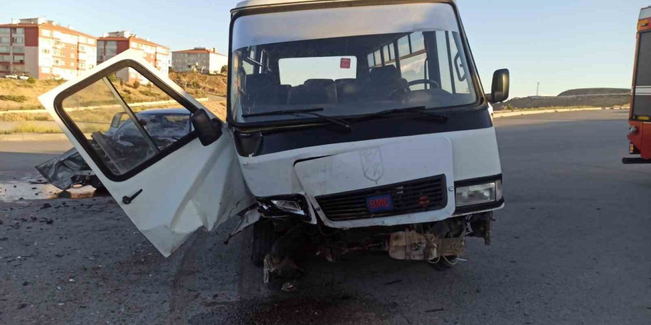 Ankara’da otomobil ile işçi servisi kafa kafaya çarpıştı: 15 yaralı