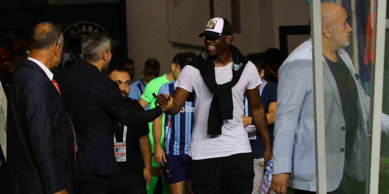 Balotelli maçı tribünden izliyor