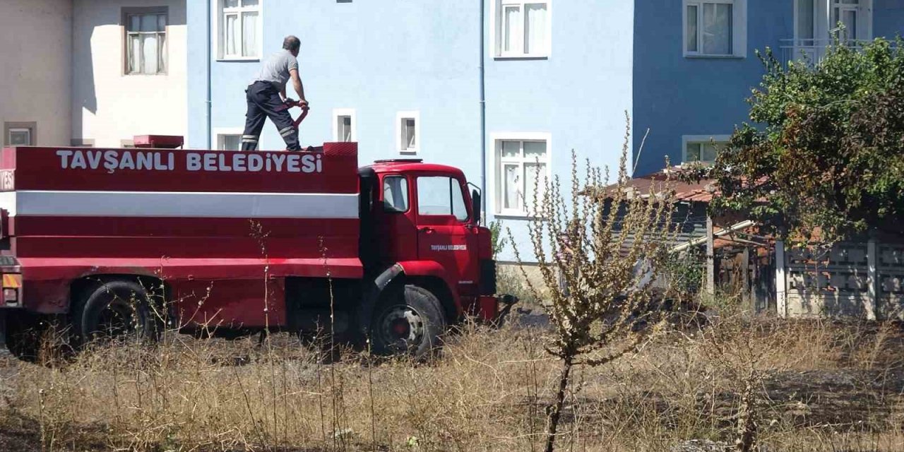 Tavşanlı’da ot yangını evlere ulaşmadan söndürüldü