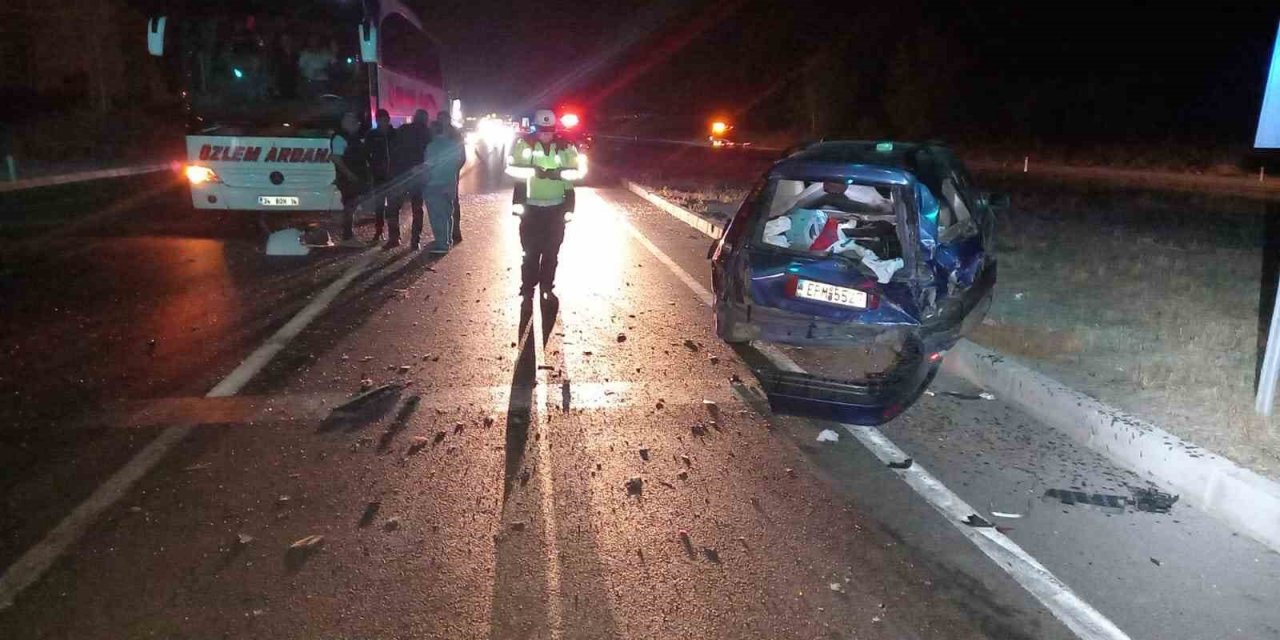 Amasya’da otomobil kırmızı ışıkta bekleyen araç ve otobüse çarptı: 3 yaralı