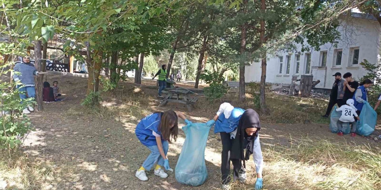 Ağrı’da Gençlik Merkezi gönüllüleri çevre temizliği yaptı