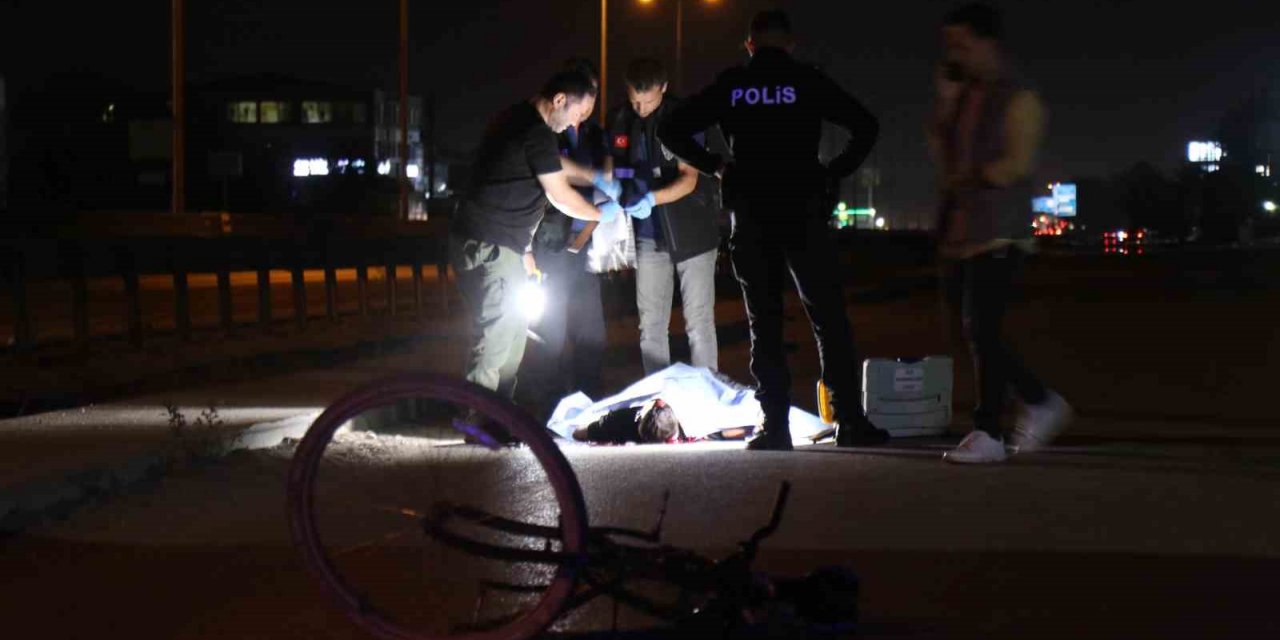 Otomobil ile çarpışan bisiklet sürücüsü olay yerinde hayatını kaybetti