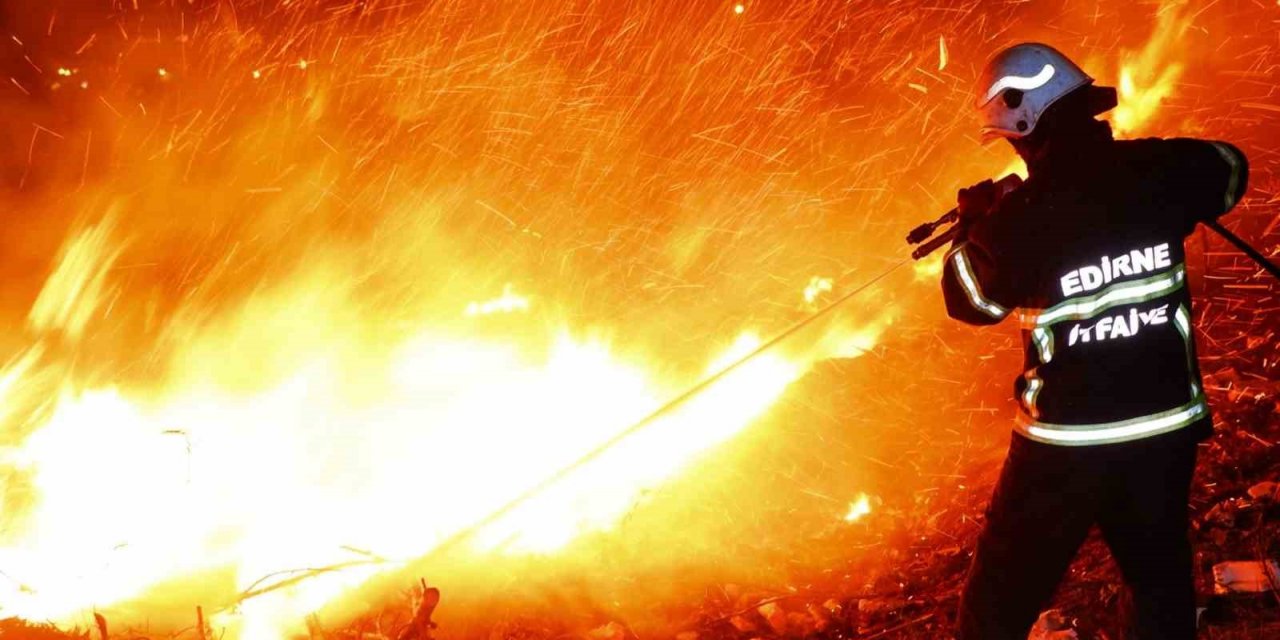 Edirne’de otluk alanda yangın: Alevler geceyi aydınlattı