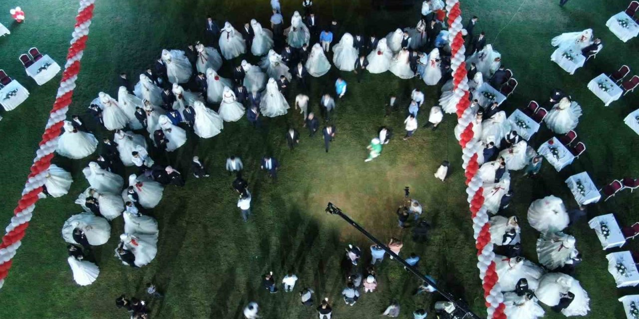 Depremzede 100 çift toplu düğün töreniyle dünya evine girdi, ortaya renkli görüntüler çıktı