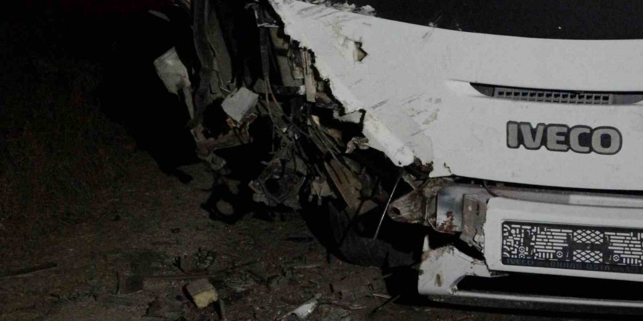 İşçi servisi ile otomobil çarpıştı: 13 Yaralı