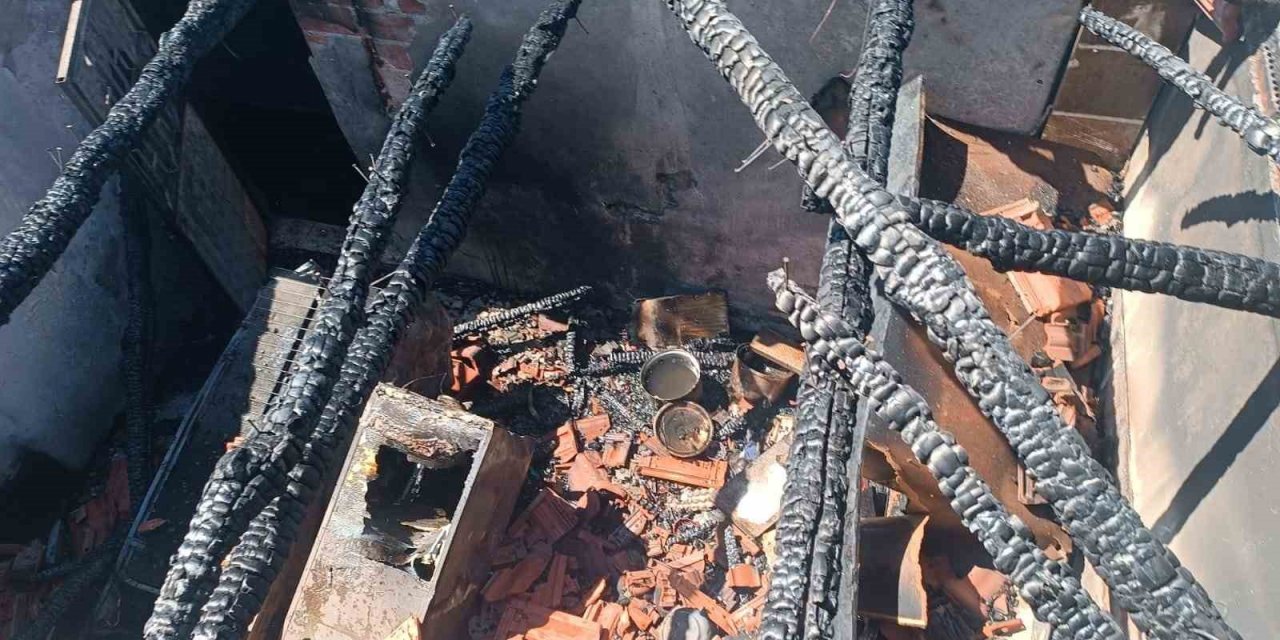 Çıkan yangında 2 katlı ev kül oldu, tütünler vatandaşlarca kurtarıldı