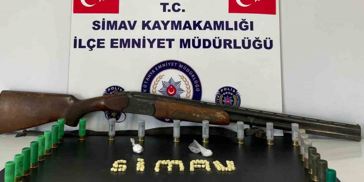 Simav’da durdurulan araçta ruhsatsız av tüfeği ve uyuşturucu ele geçirildi