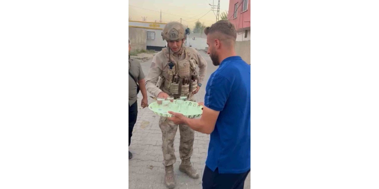 Silopi’de izinsiz yürüyüşe müdahale eden jandarmaya halktan ikram