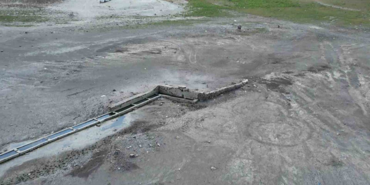 Suların çekildiği Sazlıdere Barajı’nda tarihi köprü ve yalak ortaya çıktı