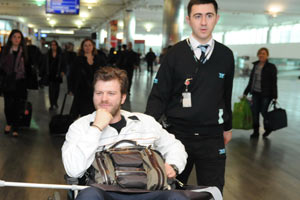 Koltuk değneğiyle ABD'ye gitti