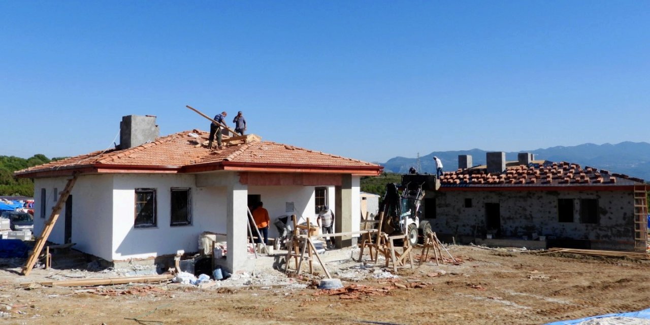 Depremin ağır yara bıraktığı Samandağ’da köy evlerinin yapımına başlandı
