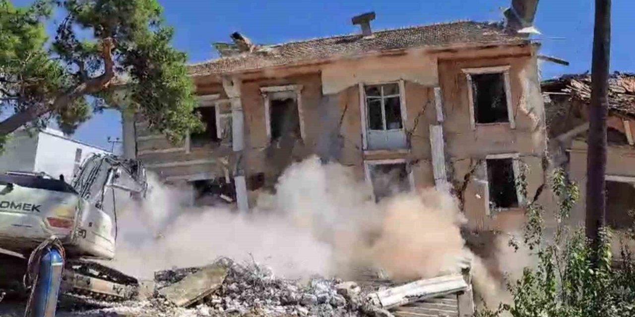 Dörtyol’da tarihi hükümet konağı ekipler tarafından yıkıldı