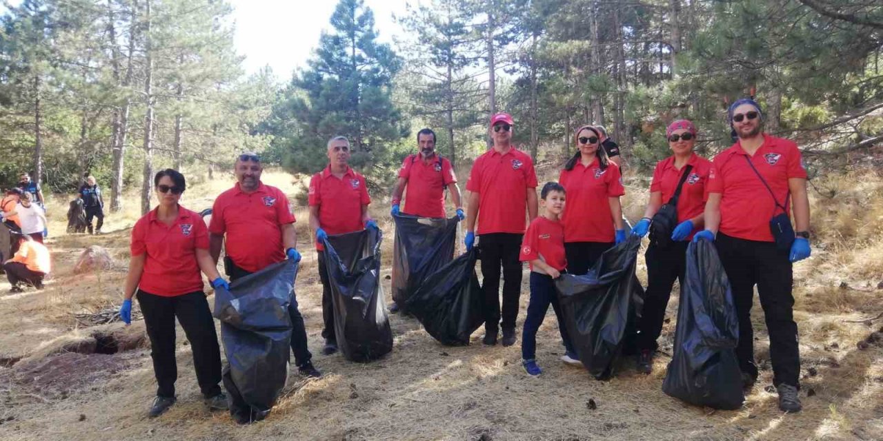 60 kişi ormanda çöp topladı