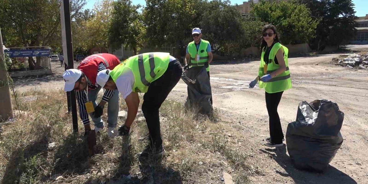 Çöp toplayıp, çevre temizliğine dikkat çektiler