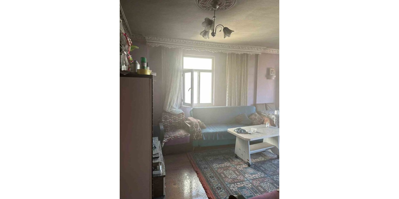 Evde çıkan yangında dumandan etkilenen 2 kişi hastaneye kaldırıldı