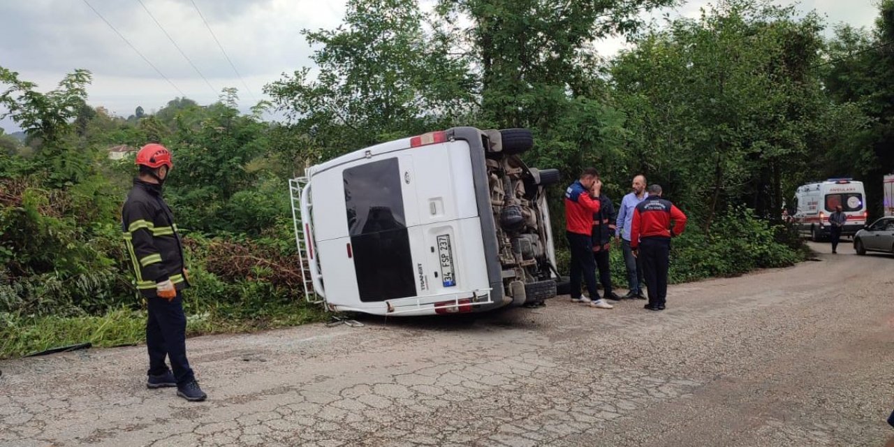 Fındık işçilerini taşıyan minibüs devrildi: 6 yaralı