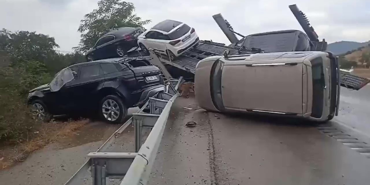 Amasya’da lüks araçları taşıyan tır kaza yaptı