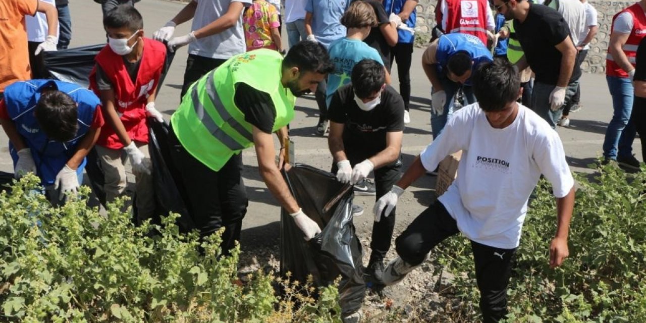 Şırnak’ta gönüllüler birleşip çevre temizliği yaptı