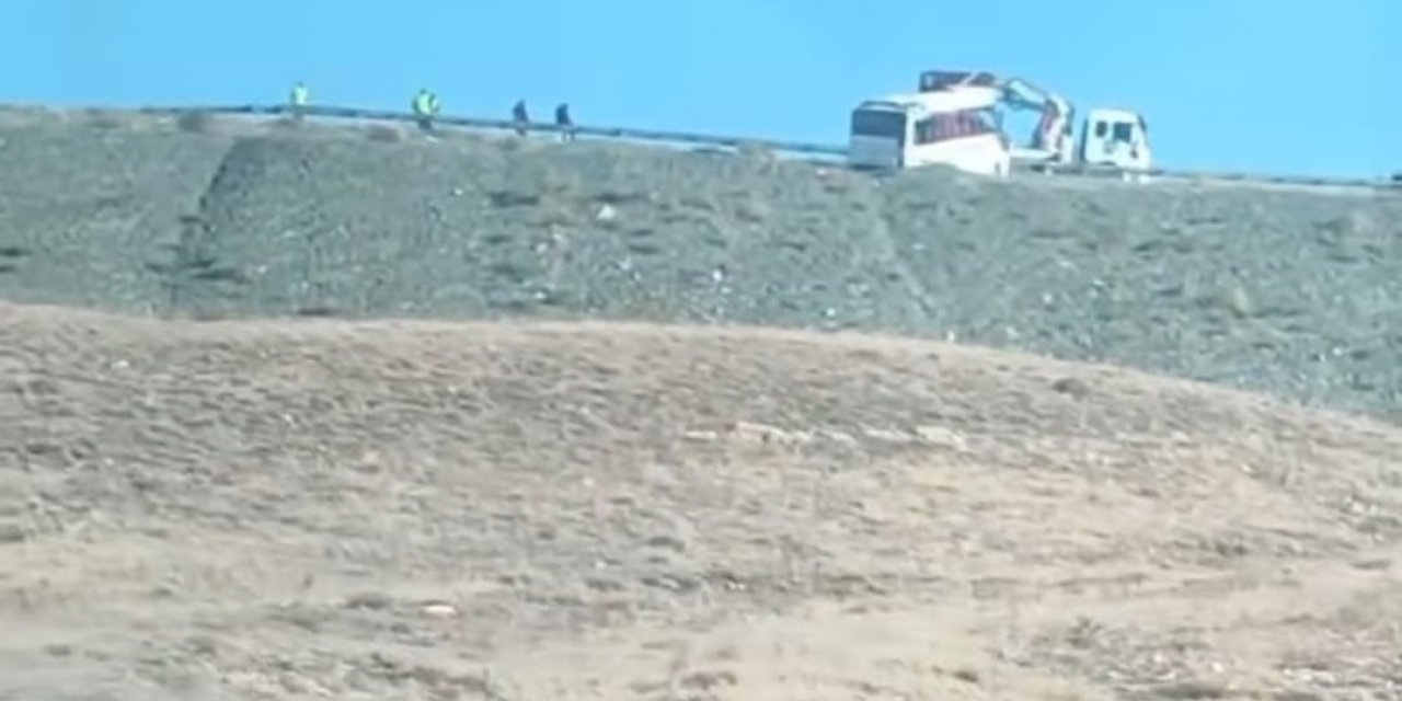 Düzensiz göçmenleri taşıyan midibüs takla attı: 5 ölü, 21 yaralı