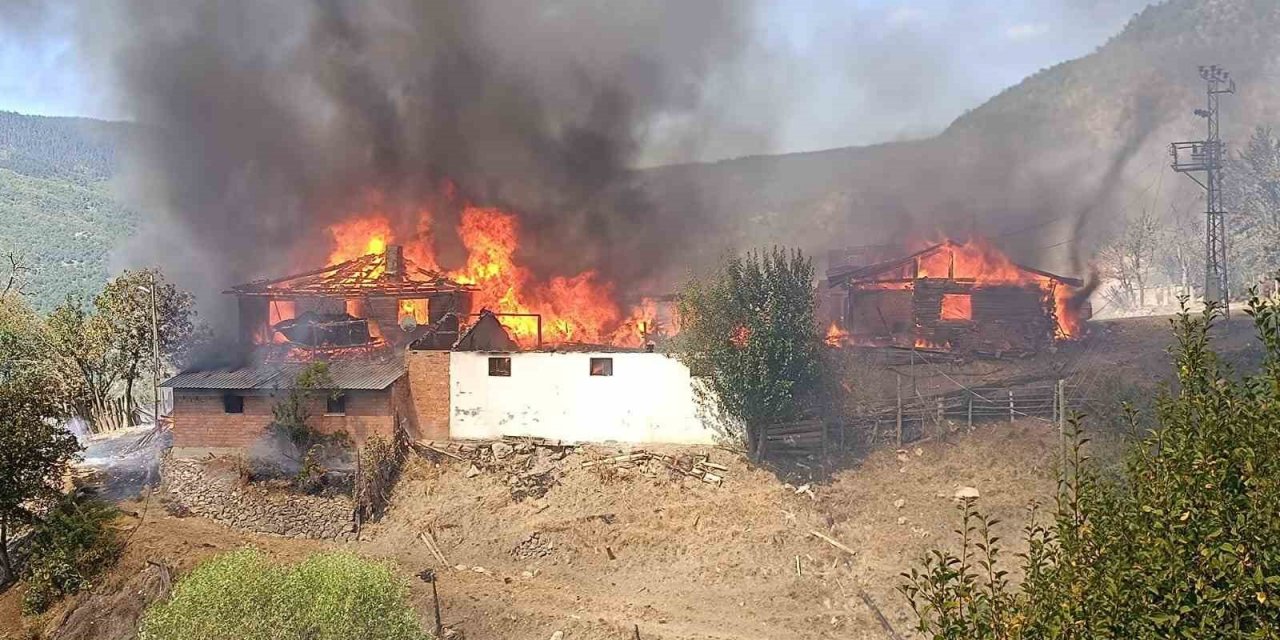 Kastamonu’da köy yangını: 7 ev, 3 samanlık alevlere teslim oldu