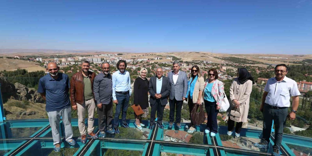 Başkan Büyükkılıç, Cam Terasta Manzarayı İzledi