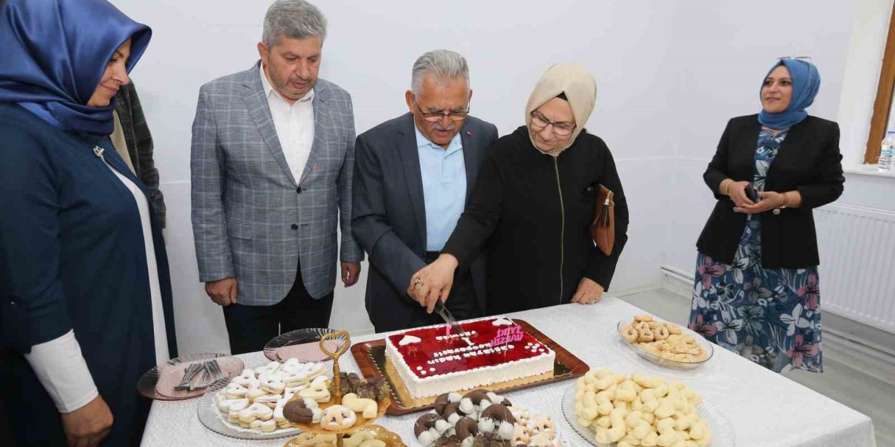 Başkan Büyükkılıç, kadınların ürettiği gilaburulu yaş pastayı kesti