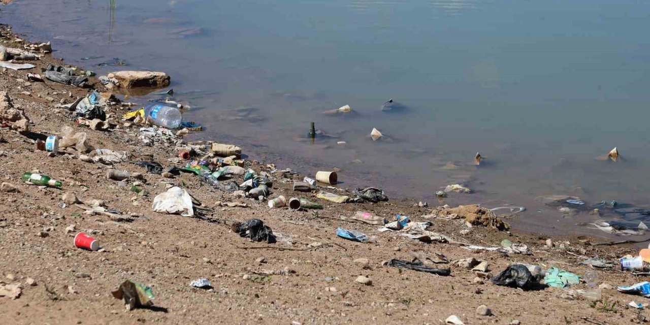 Vali çöp topladı, göleti kirletene yasal işlem talimatı verdi