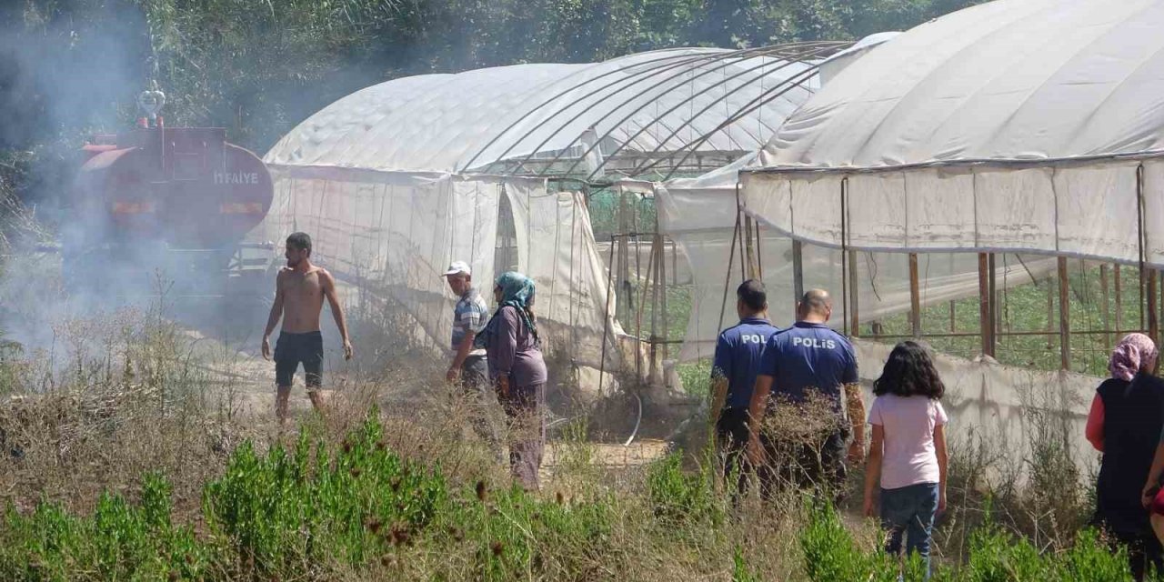 Antalya’da seralara yakın alandaki yangın korkuttu