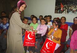 SP'li hanımlar kırtasiye dağıttı