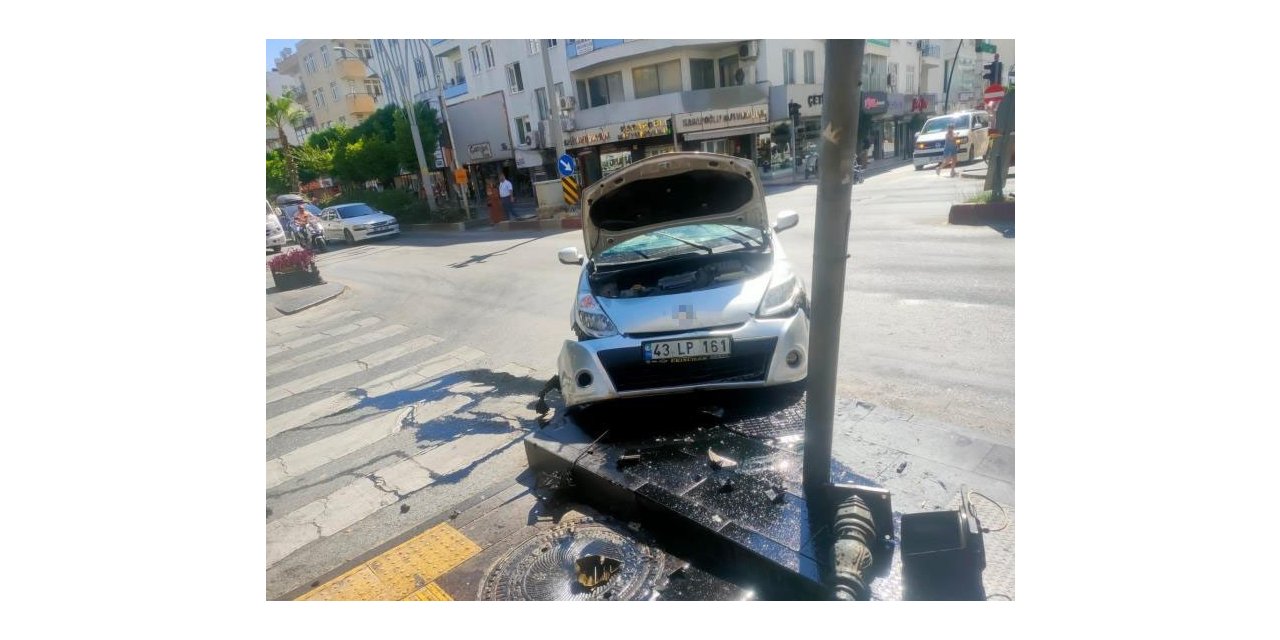 Kırmızı ışık ihlali yapan sürücü otomobiliyle kaldırıma çıktı